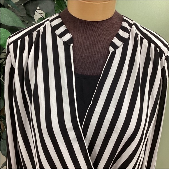 CHICOS blouse Woman’s size 1/small/8 refer to size chart black white - Picture 10 of 16